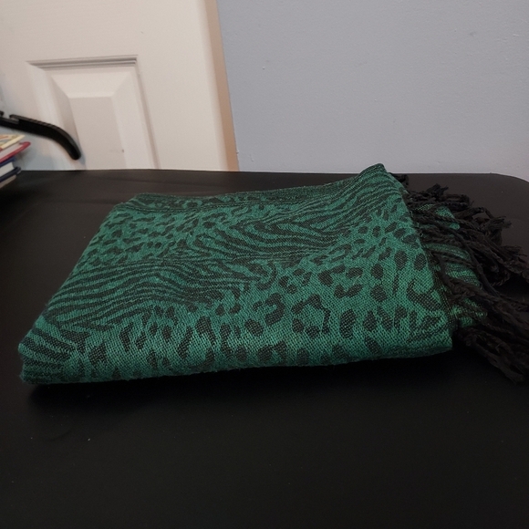 Green/Black Scarf One Size Half Leopard Print - Picture 3 of 5